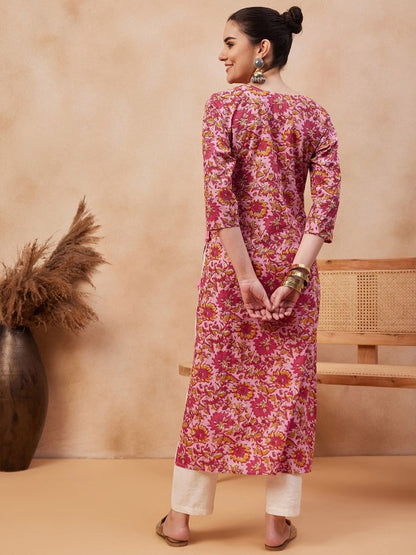 Pehraavii Women Pink Floral Printed Straight Kurta