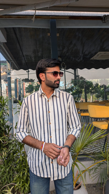 Pehraavii Men White Blue Striped Shirt