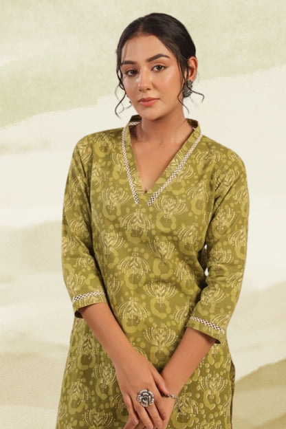 Pehraavii Women Olive Green Printed V-Neck Straight Kurta