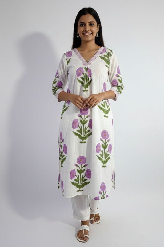 Pehraavii Women White Purple Floral Printed V-Neck Kurta