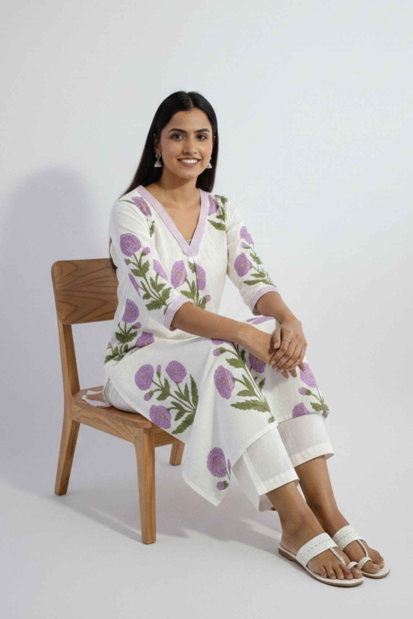 Pehraavii Women White Purple Floral Printed V-Neck Kurta