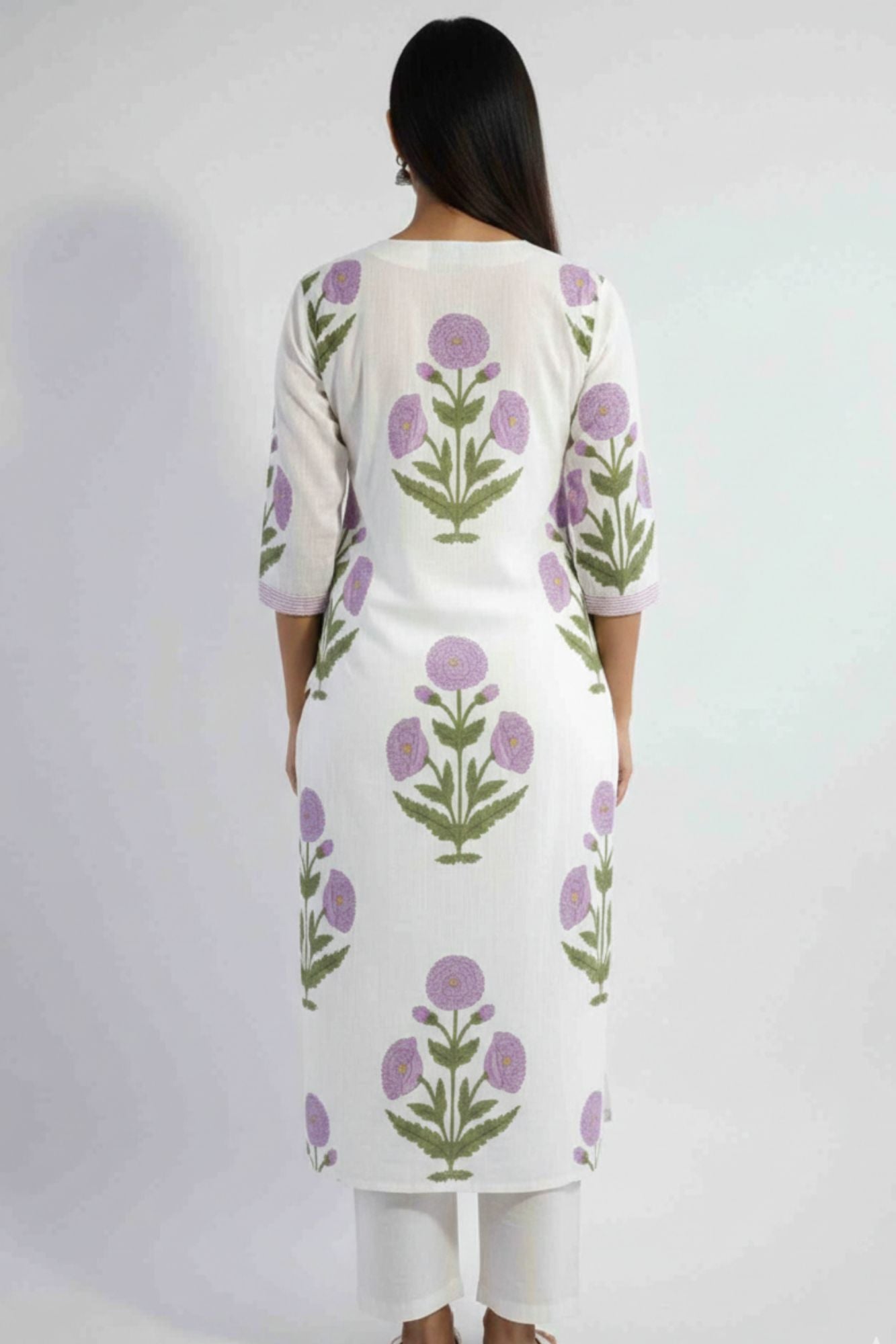 Pehraavii Women White Purple Floral Printed V-Neck Kurta