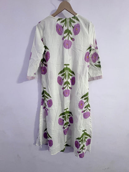 Pehraavii Women White Purple Floral Printed V-Neck Kurta