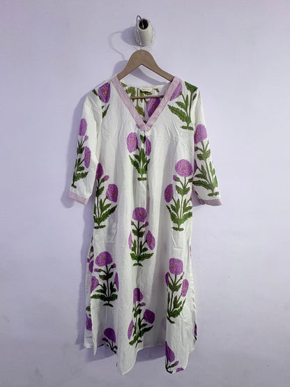 Pehraavii Women White Purple Floral Printed V-Neck Kurta