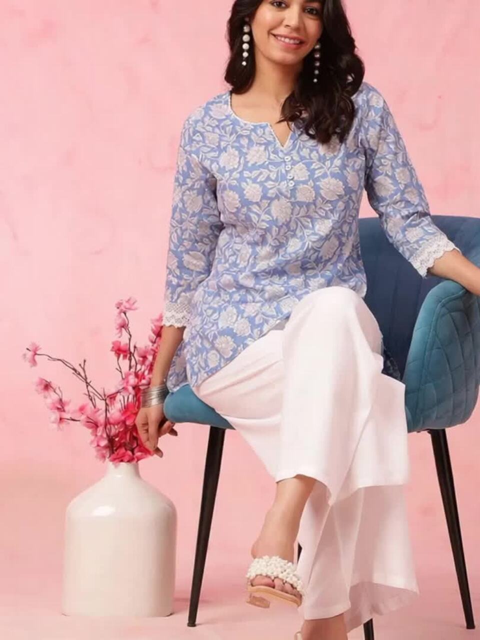 Pehraavii Women Blue Floral Printed Kurta Top