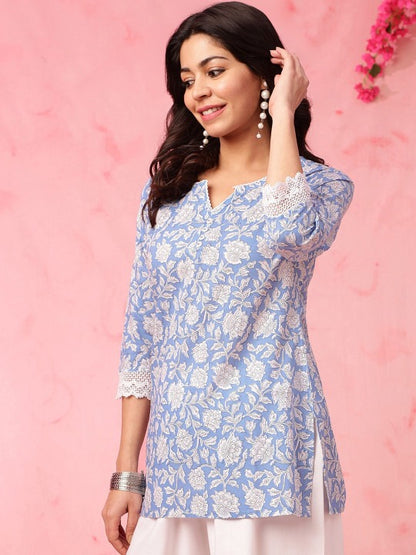 Pehraavii Women Blue Floral Printed Kurta Top
